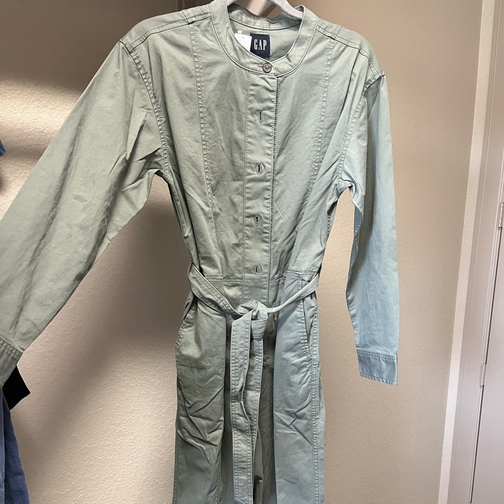 Gap long sleeve jumpsuit size 6 tie waist, pockets.